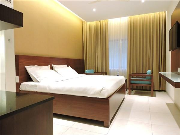 Gayathri Hotels Tiruppur Exterior photo